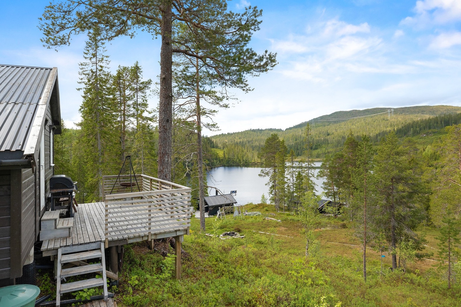 Hytte fra 1992 med en vakker beliggenhet like ved Oksvatnet Galleribilde