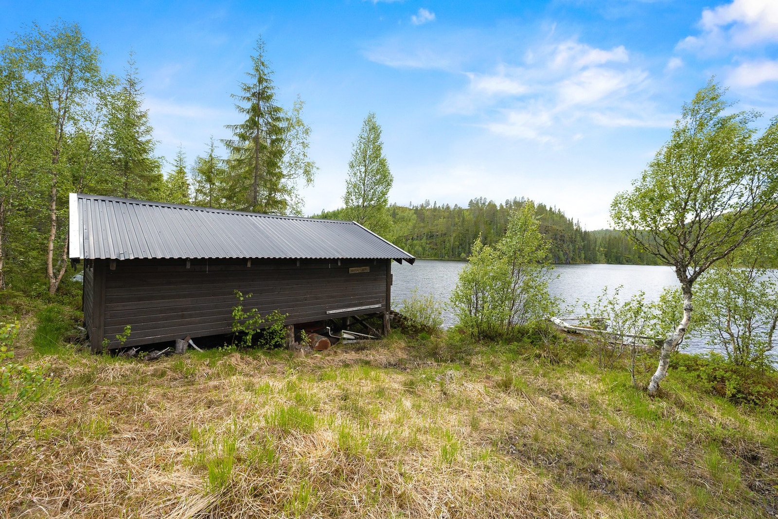 I tillegg har hytta en andel i et felles naust som deles med to andre hytteeiere Galleribilde