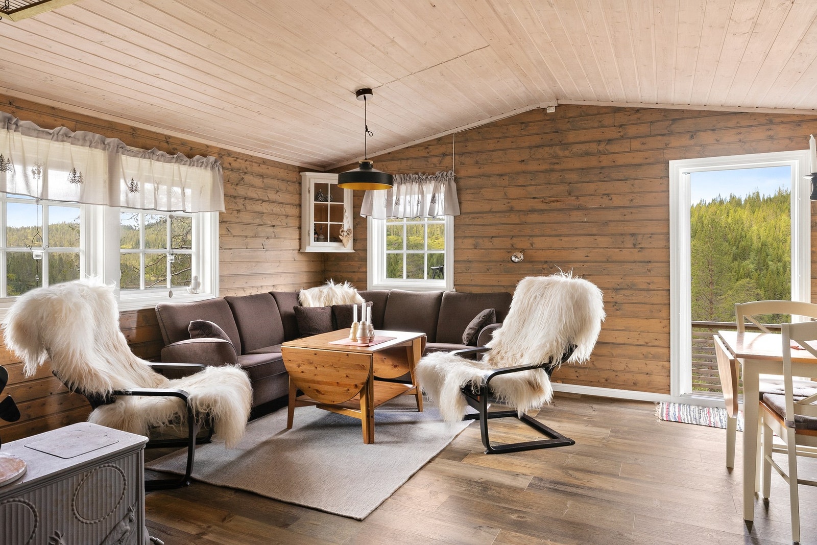 Hytten består av vindfang, rom med vask, stue/kjøkken og 2 soverom Galleribilde