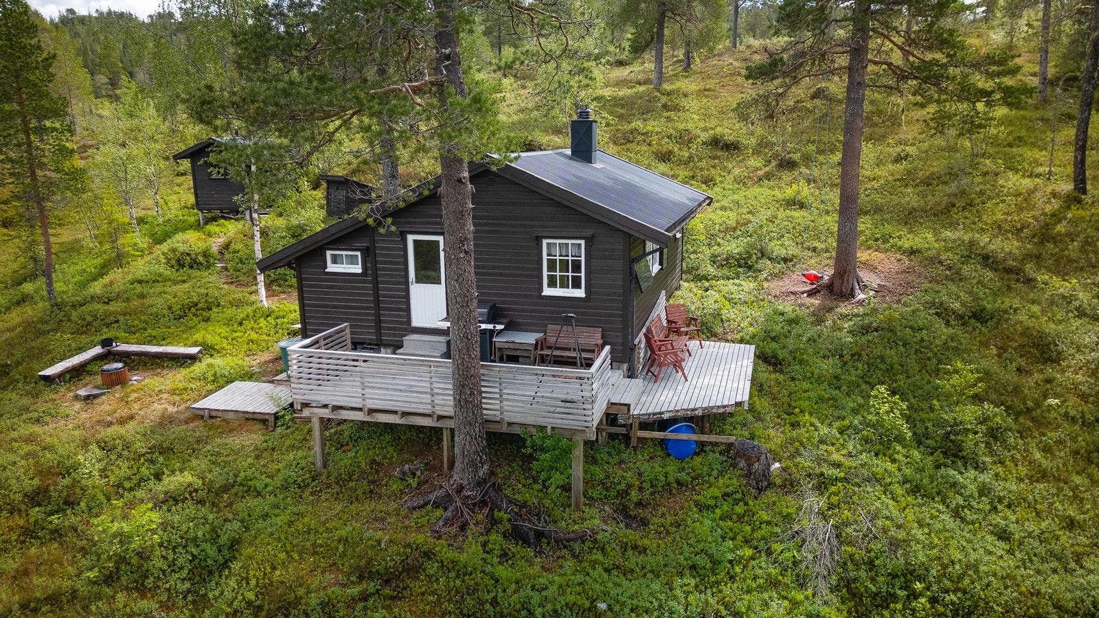 Flere nivåer med terrasse på flere sider av hytten så her kan man følge sola Galleribilde