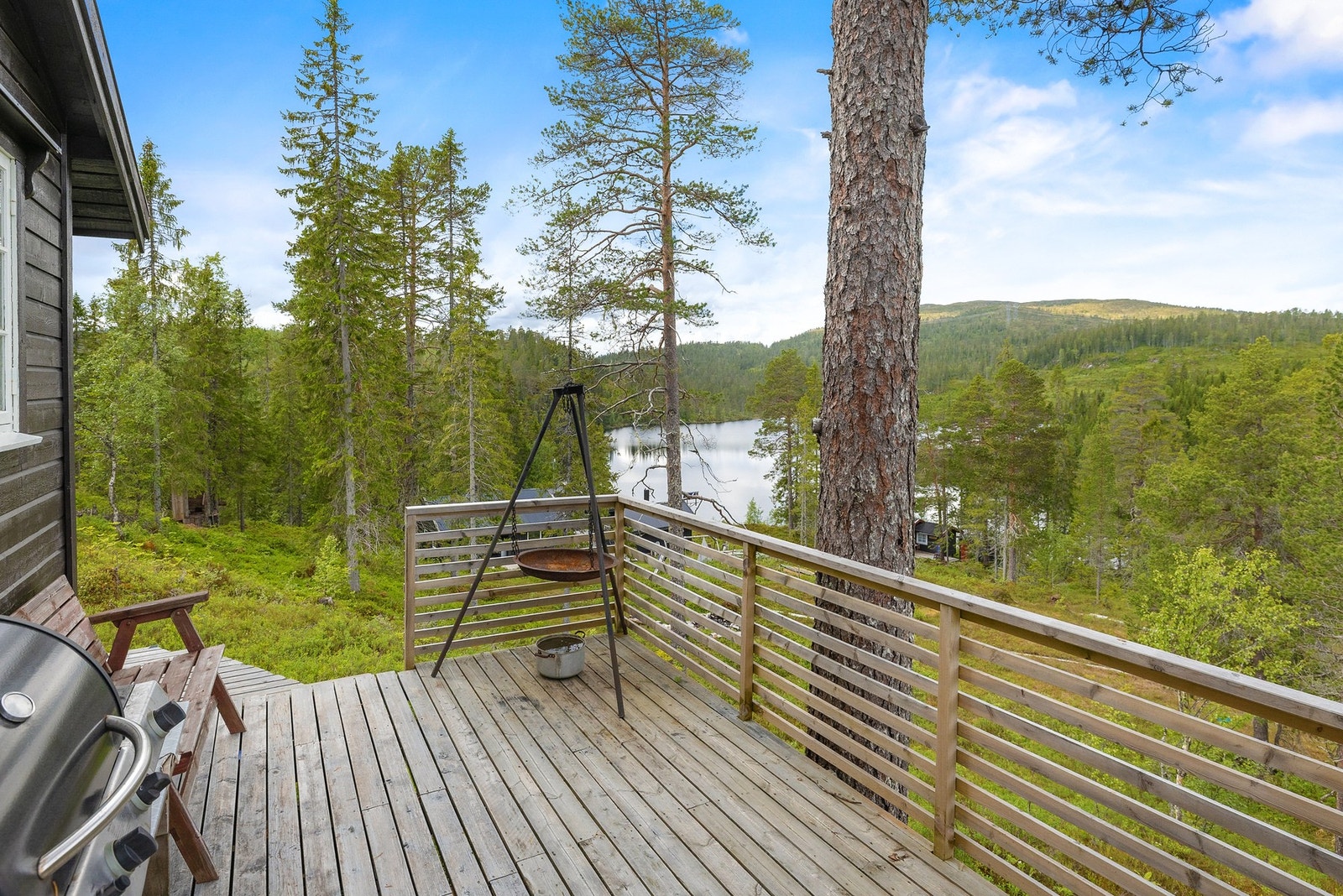 Fra stue er det adkomst til terrasse og uteområdet Galleribilde