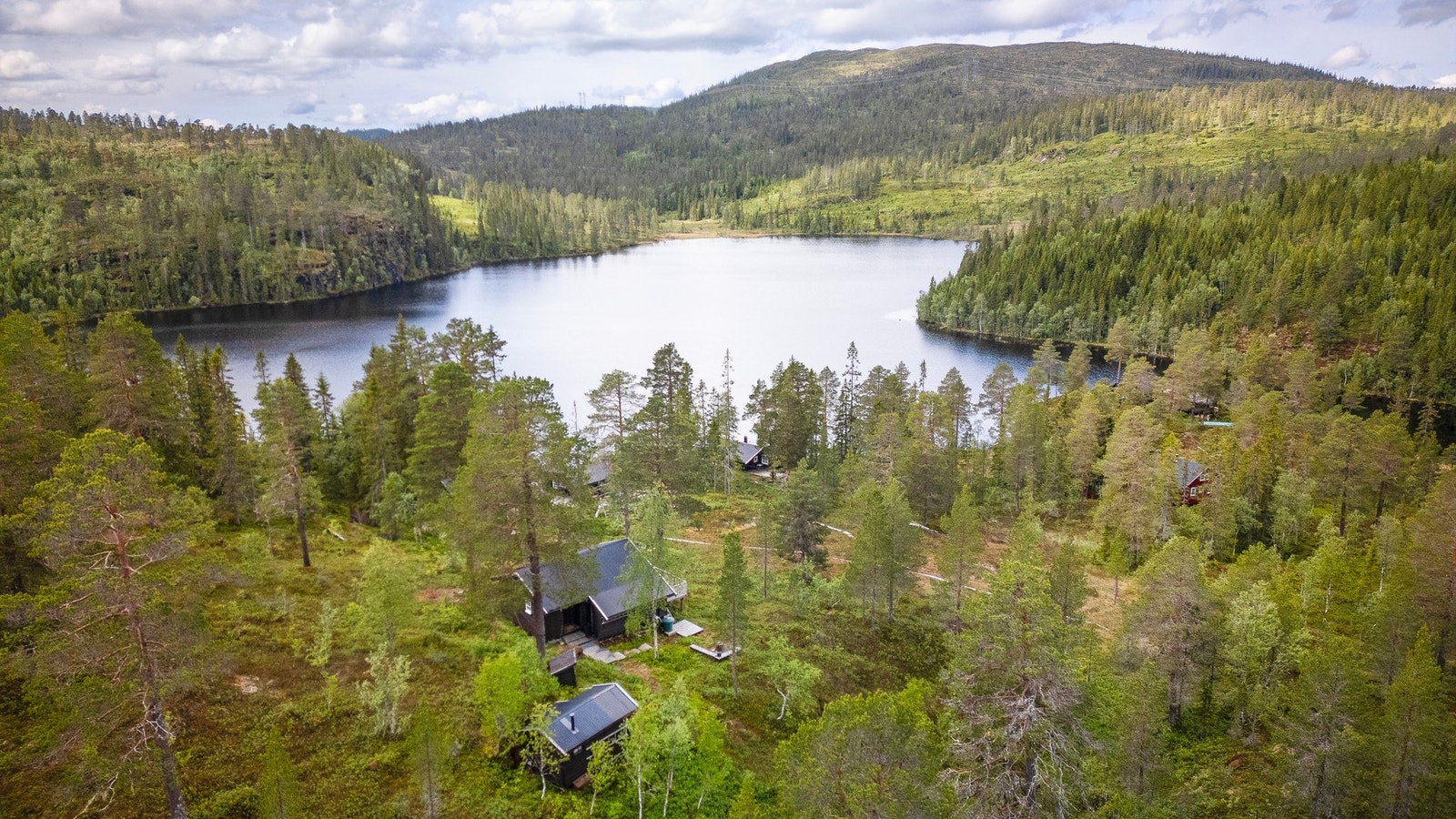 Dronebilde over eiendommen og nærområdet Galleribilde