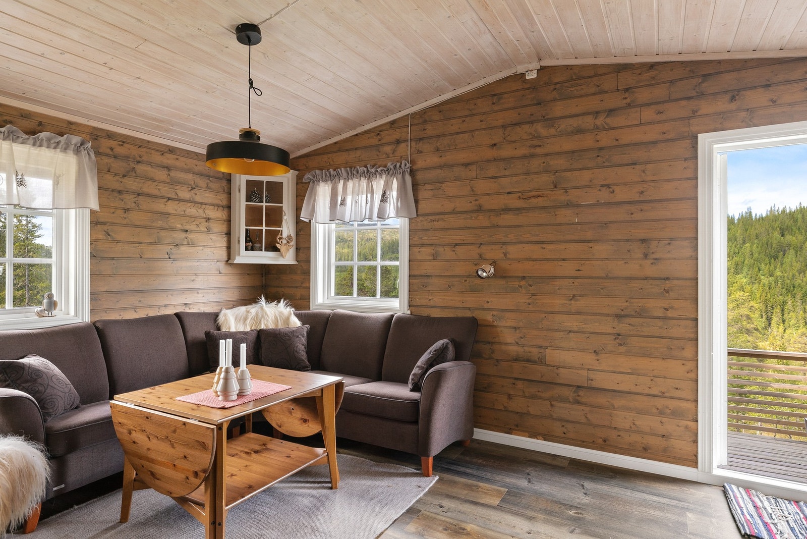 Det er montert solcelleanlegg og solventilator Galleribilde