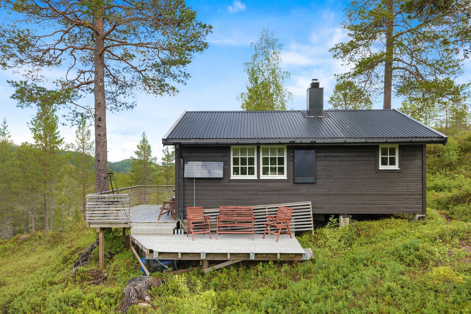 Romslige terrasse hvor kan du nyte utsikten mot Oksvatnet Galleribilde