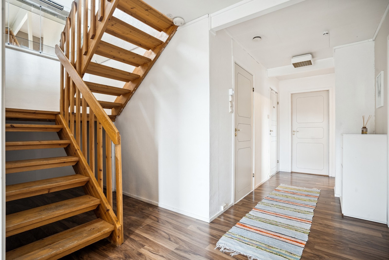 Gang/trapperom nede Galleribilde