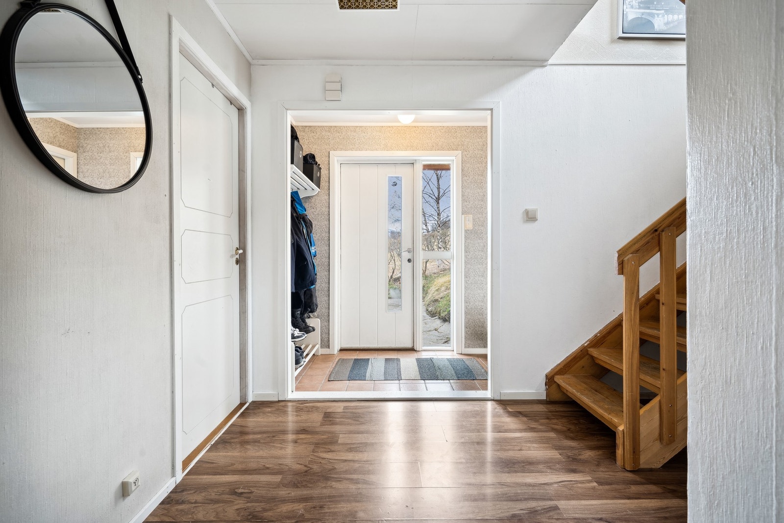 Gang/trapperom nede Galleribilde