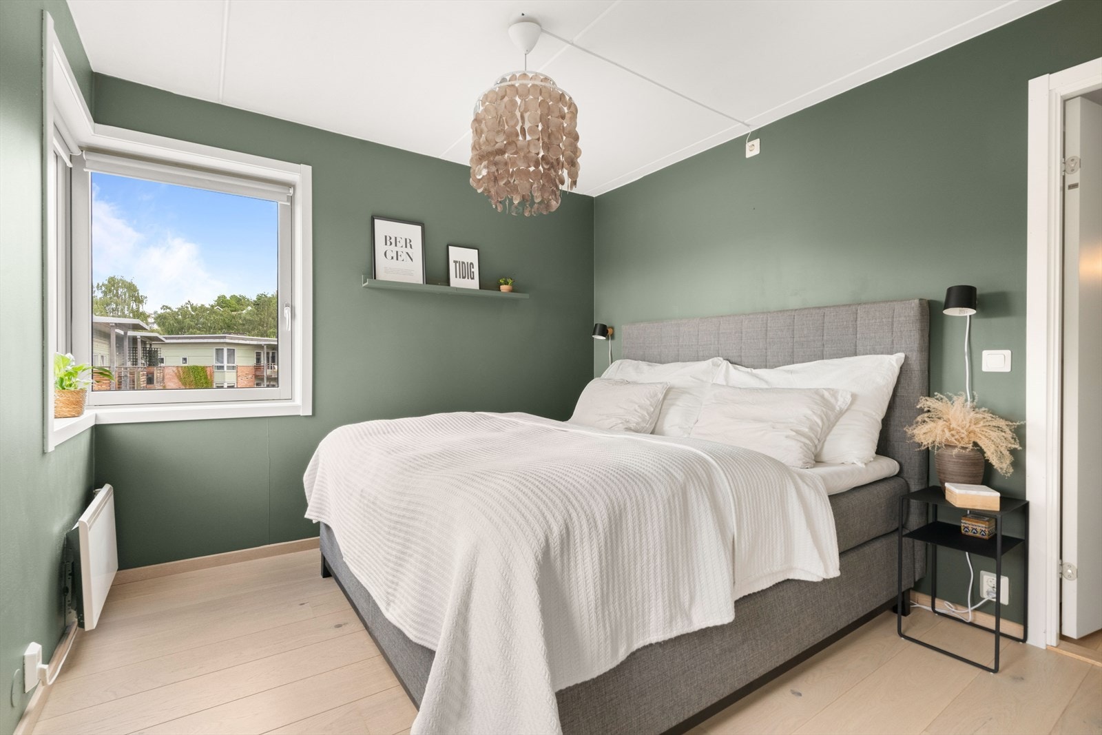 Leiligheten byr på totalt tre gode soverom itillegg til omkledningsrom/innvendig bod. Galleribilde