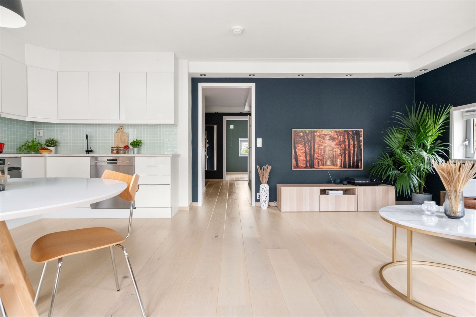 Den gode planløsningen sørger for at du har rikelig med plass til en stor sofakrok med sofabord, TV-benk, og diverse hyller. Galleribilde