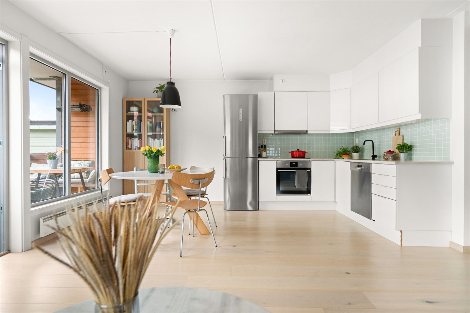 Det er en naturlig plass til et spisebord ved siden av kjøkkenet, hvor du enkelt kan invitere venner og familie til hyggelige middager. Galleribilde