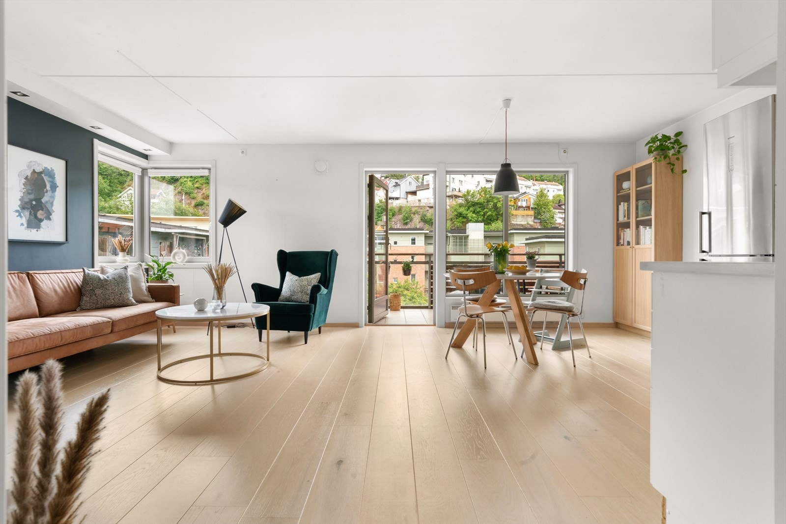 Stuen er lys og romslig, og har store vindusflater som skaper fantastiske lysforhold og en luftig atmosfære. Galleribilde