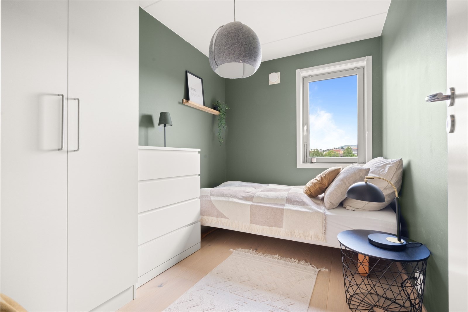 Soverom nummer to og tre er også av god størrelse, med plass til seng og ulike skap- eller hylleløsninger. Galleribilde