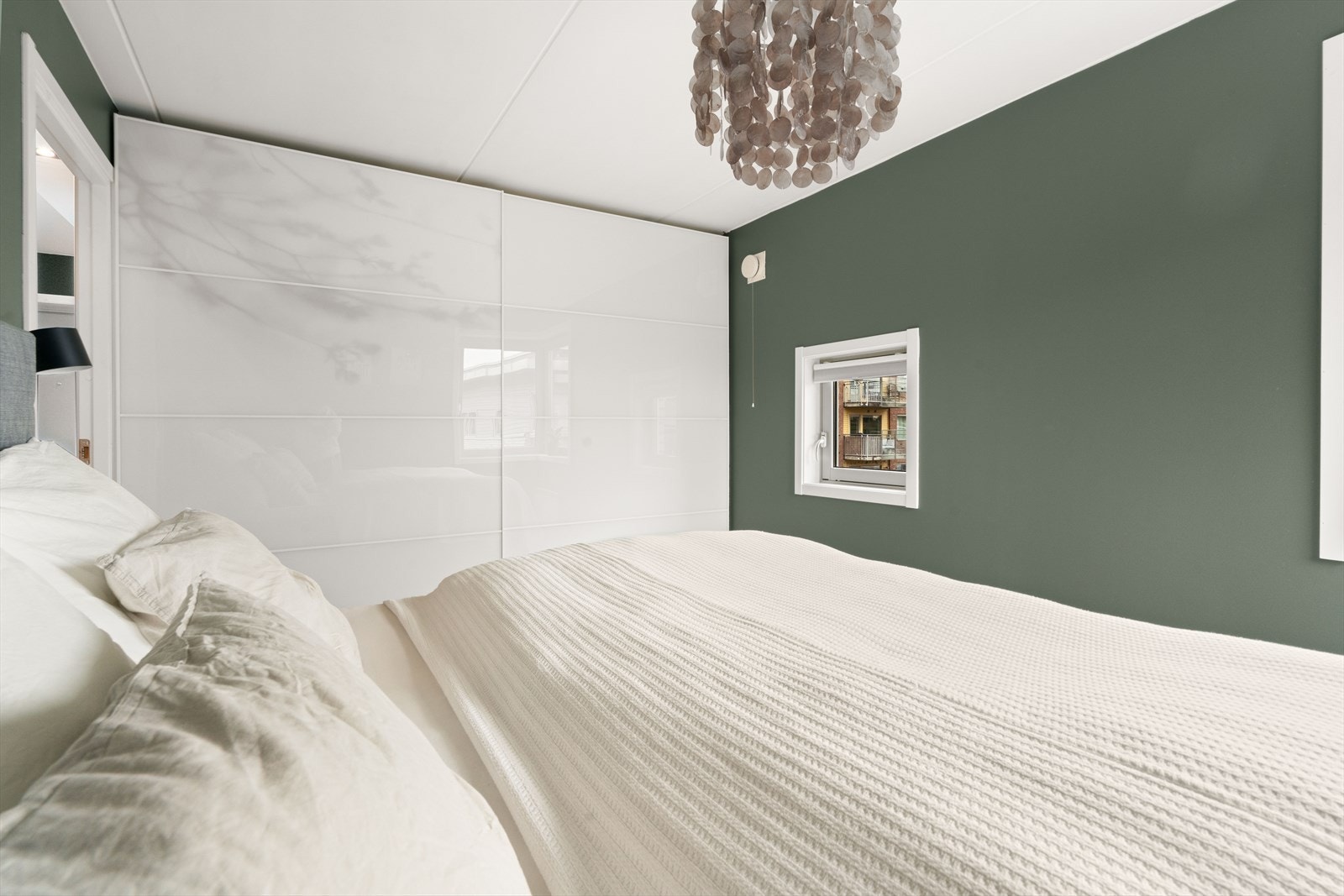 Videre byr rommet på en stor og praktisk skyvedørsgarderobe med gode lagringsmuligheter. Galleribilde