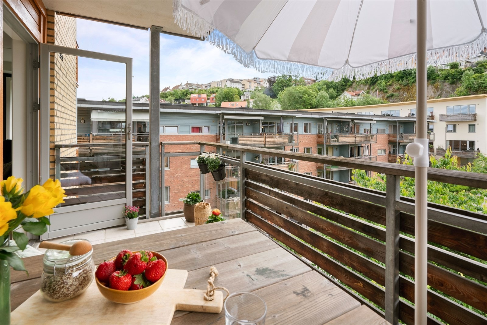 Balkongen er et perfekt sted for morgenkaffen eller en avslappende kveld, omgitt av grønne omgivelser. Galleribilde