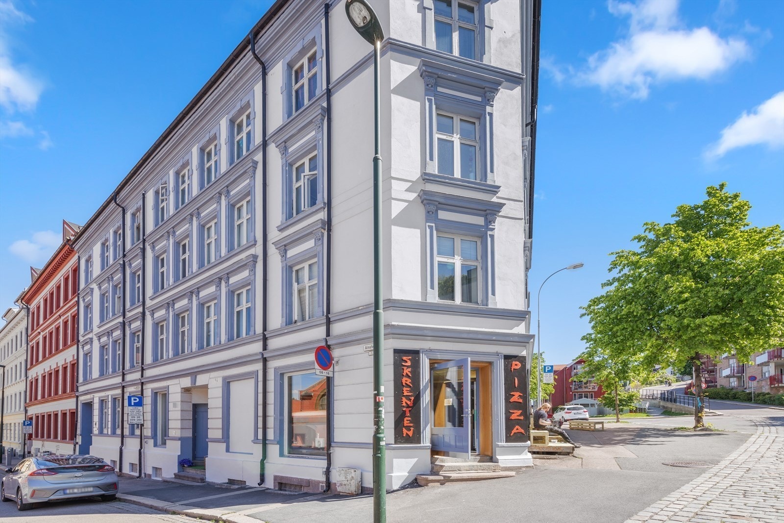 Kort gåavstand til cafeer, restauranter. Skrenten Pizza er superpopulært og serverer pizza, vin og øl året rundt. De har uteservering på Galleribilde