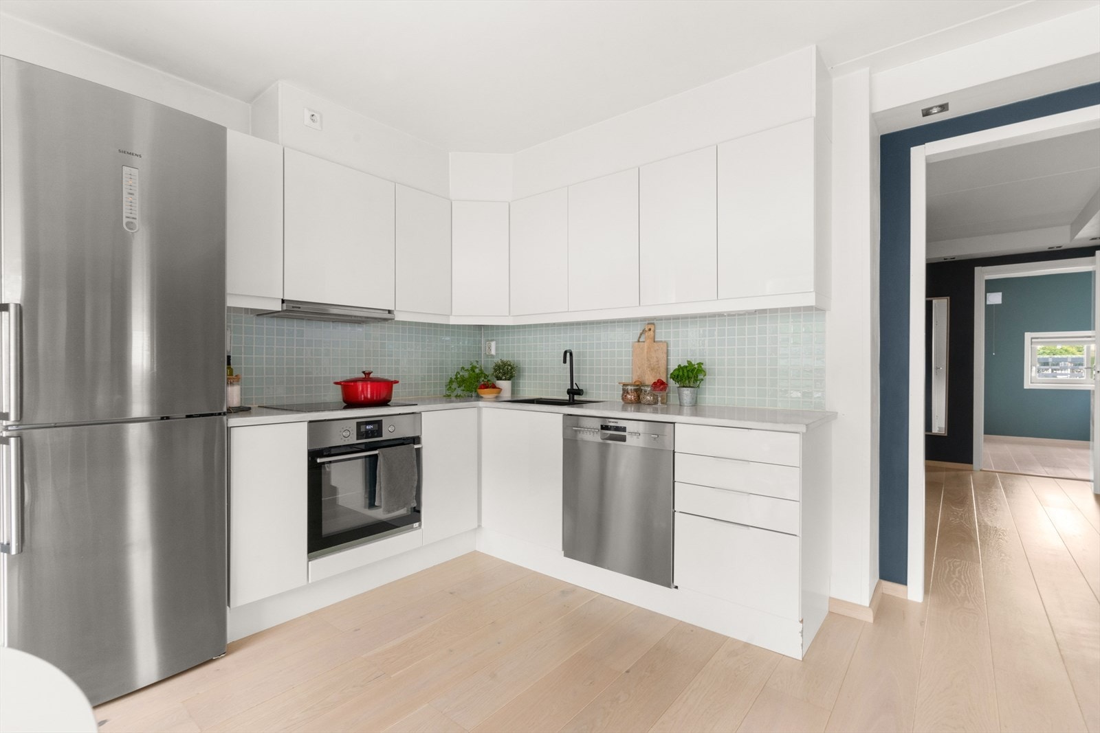 Kjøkkenet er delvis oppgradert i nyere tid. Integrerte hvitevarer inkluderer stekeovn,
platetopp og oppvaskmaskin. Galleribilde