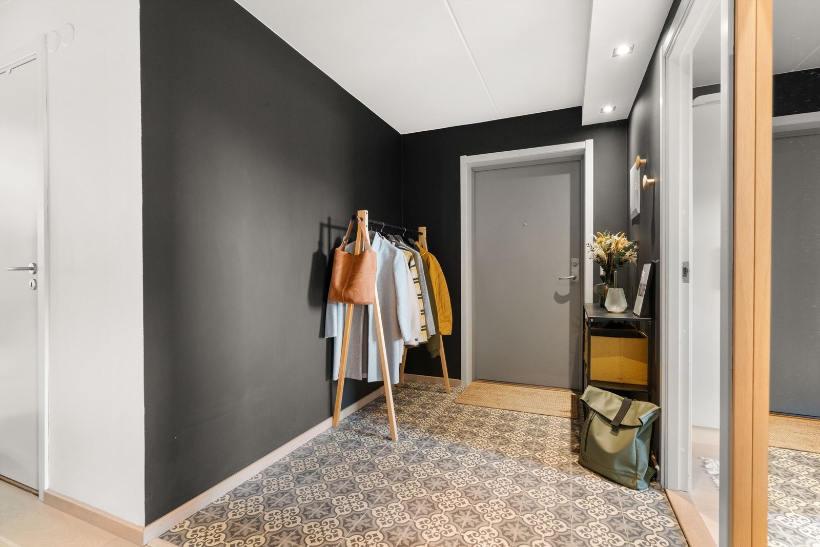 Innbydende og stor entré med rikelig plass til garderobeskap og hyllesystem. For ytterligere oppbevaring har du tilgang til en romslig innvendig bod. Fra entréen har du enkel adkomst til alle rommene i leiligheten, noe som gir en praktisk planløsning. Galleribilde