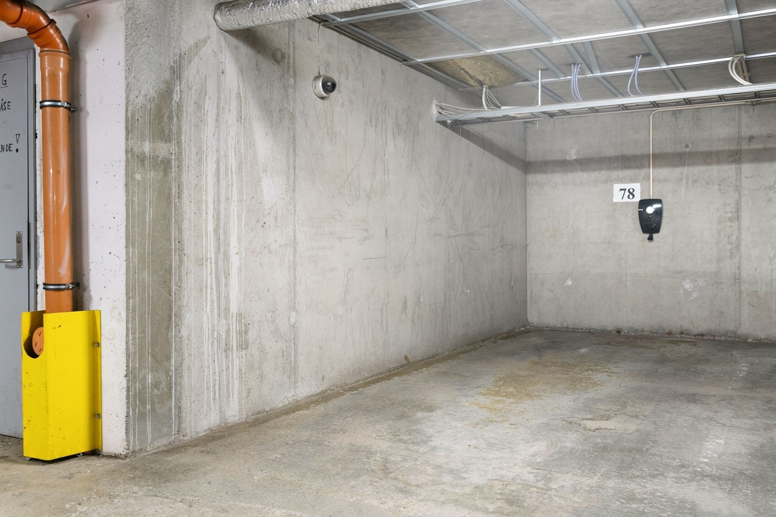 Det medfølger parkeringsplass med elbillader i garasjeanlegg. Galleribilde