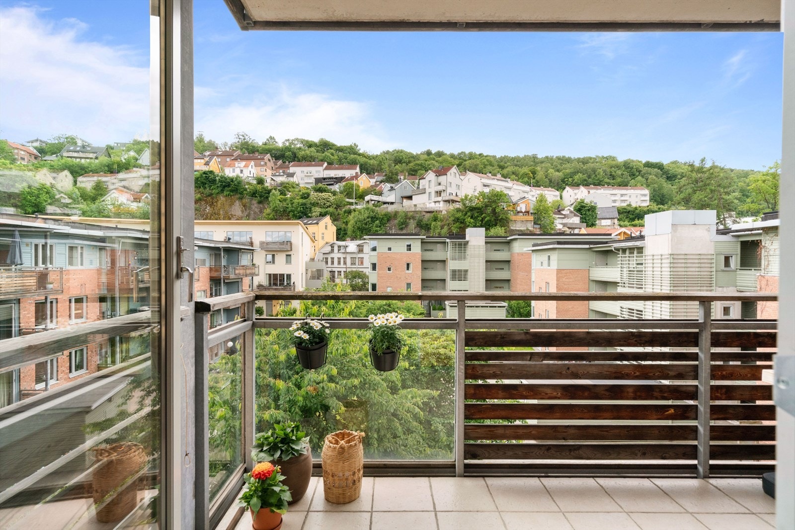 Velkommen til en lys 4-roms hjørneleilighet i populære Gamlebyen - presentert av Caroline Ephraim i Nordvik! Galleribilde