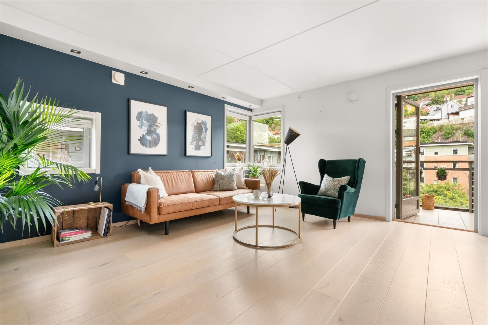 Leiligheten ligger i byggets 4. etasje, og byr på blant annet balkong, garasjeplass i oppvarmet kjeller og IN-ordning. Galleribilde