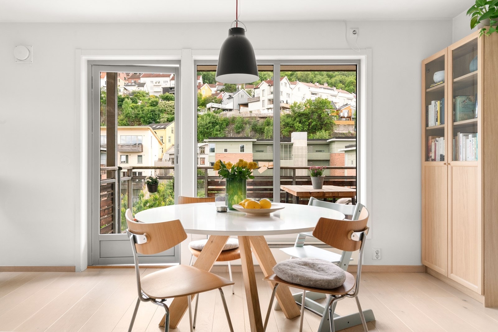 Fra stuen har du utgang til en solrik balkong på ca. 7 m². Galleribilde