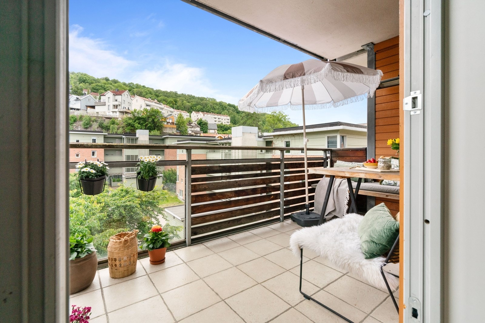 Her er god plass til sittegruppe, grill og andre utemøbler. Galleribilde