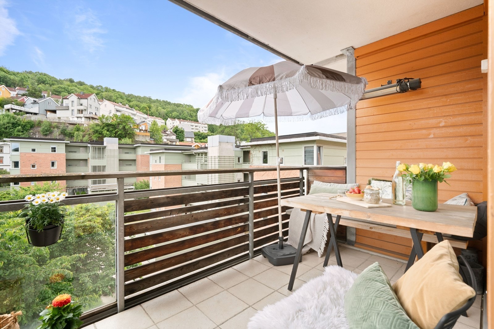 Balkongen vender ut mot bakgården, og har flott utsikt mot Ekebergåsen. Galleribilde