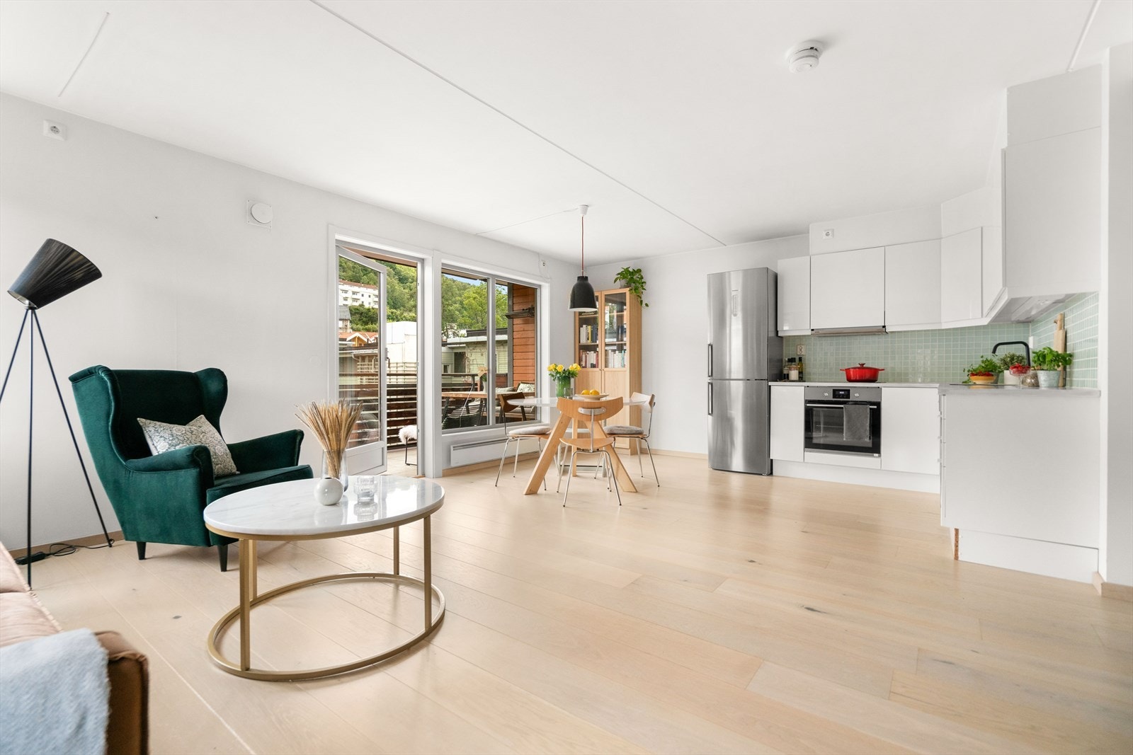 Leiligheten har en smart og praktisk planløsning, som inneholder romslig stue med flere store vindusflater som slipper inn rikelig med naturlig lys, delikat kjøkken, 3 soverom, pent bad, samt et omkledningsrom og entré. Galleribilde