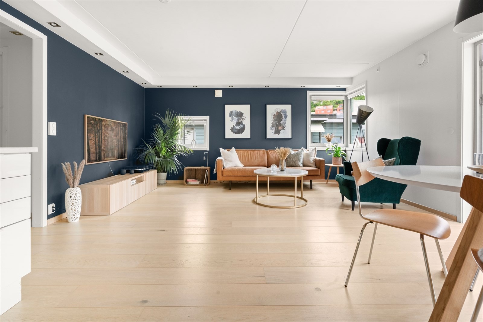 I 2018 ble det lagt ny en stavs-parkett i hele leiligheten, noe som gir en helhetlig og elegant finish. Galleribilde