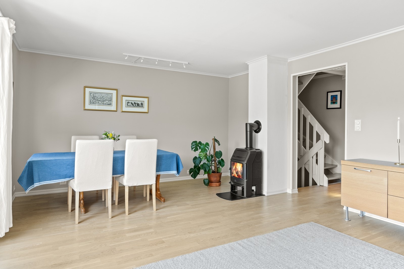 Innvendig er det god plass til sofagruppe, stort spisebord, reoler og veggoppheng. Galleribilde