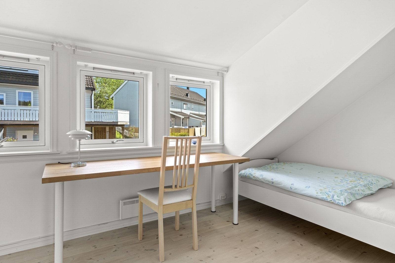 Rommet er malt i lys delikat fargenyanse og har hyggelig utsikt mot nabolaget. Galleribilde