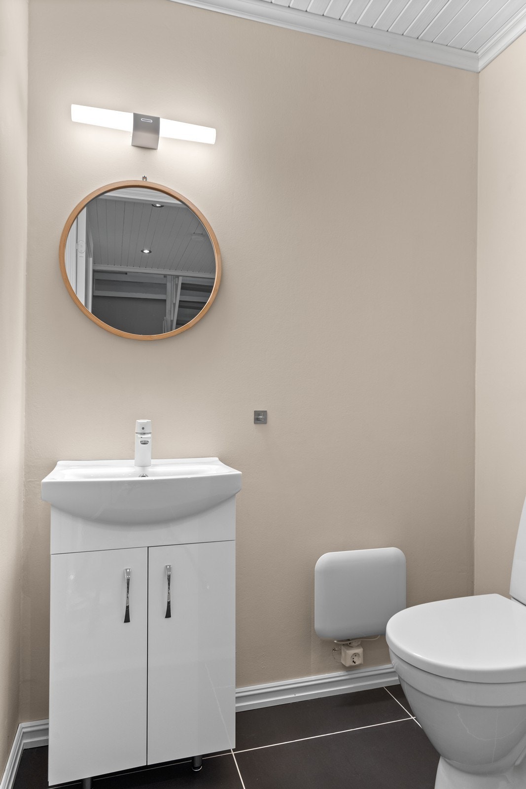 I denne etasjen finner man også en separat wc som er pent oppusset med malte slette vegger og fliser på gulv. Galleribilde