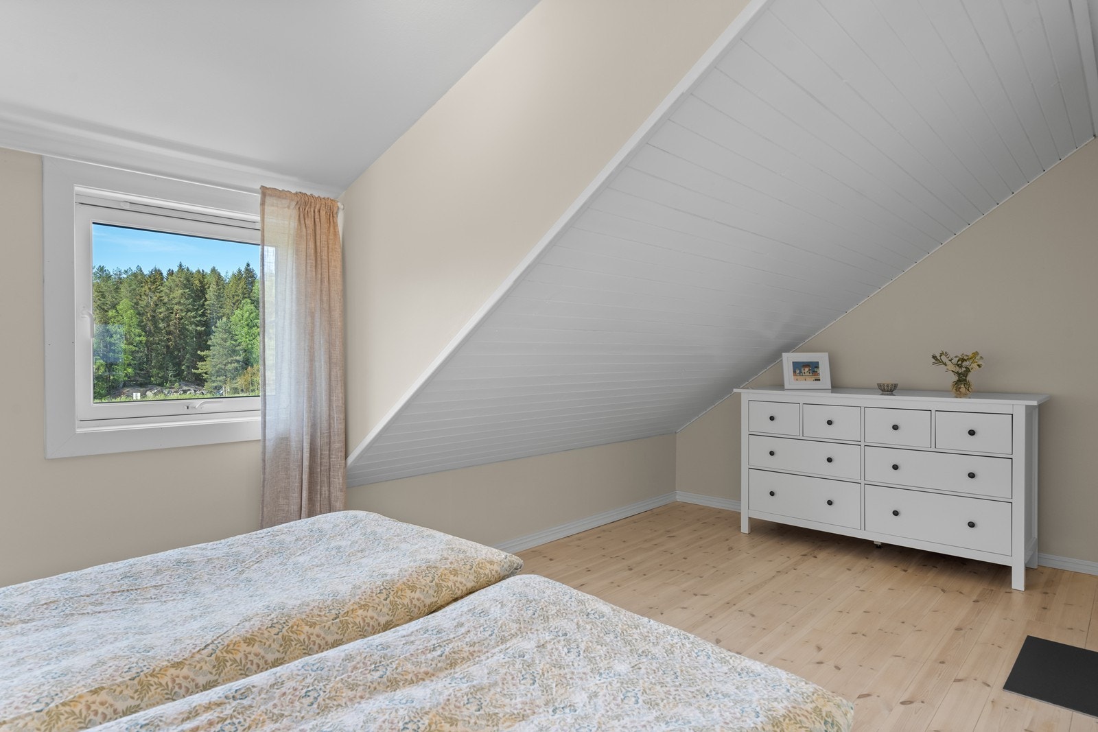 Her er det god plass til dobbeltseng, tilhørende nattmøbler og kommode. Skyvedørsgarderobe som medfølger i handelen. Galleribilde