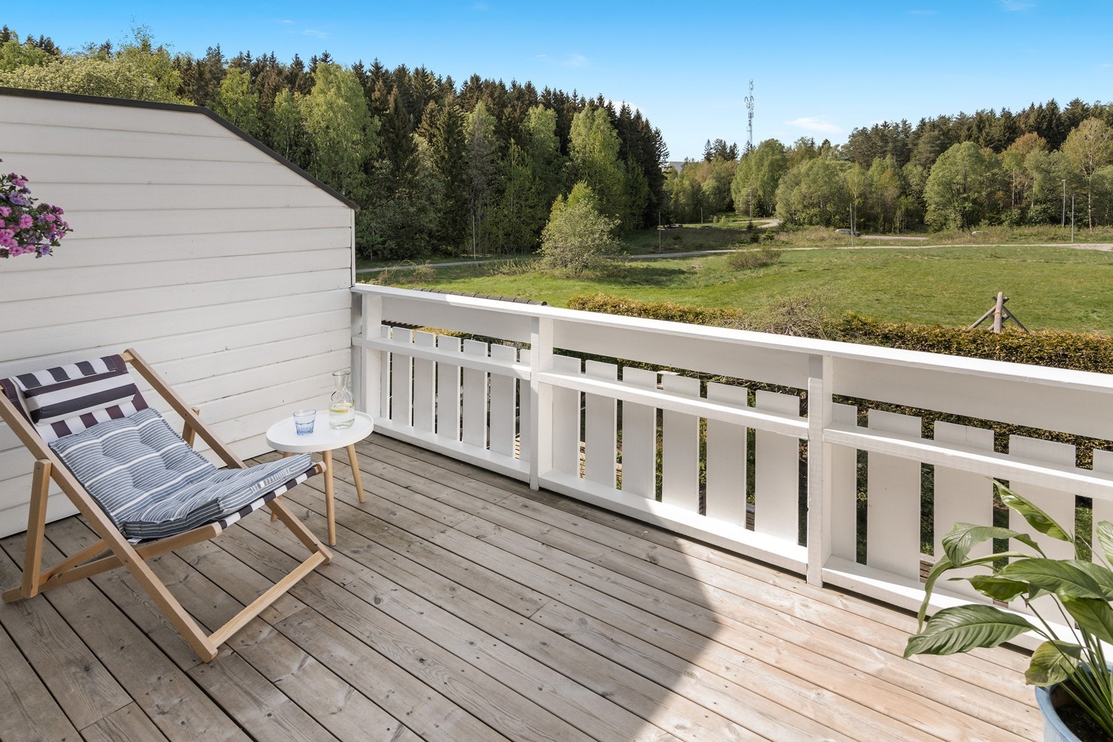 Det er flotte turmuligheter i nærområdet med gang- og sykkelstier og skogsområder. Om vinteren finner man preparerte skiløyper like i nærheten. Galleribilde