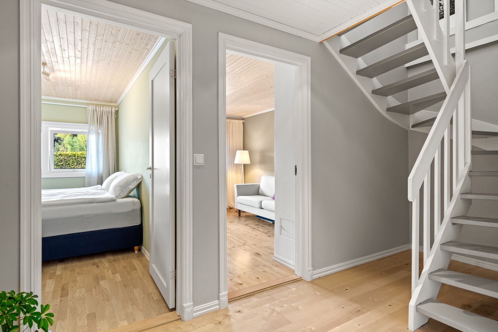 Underetasjen er innredet med 2 soverom, bad, teknisk rom/bod og wc. Utgang til terrasse via et soverom. Galleribilde