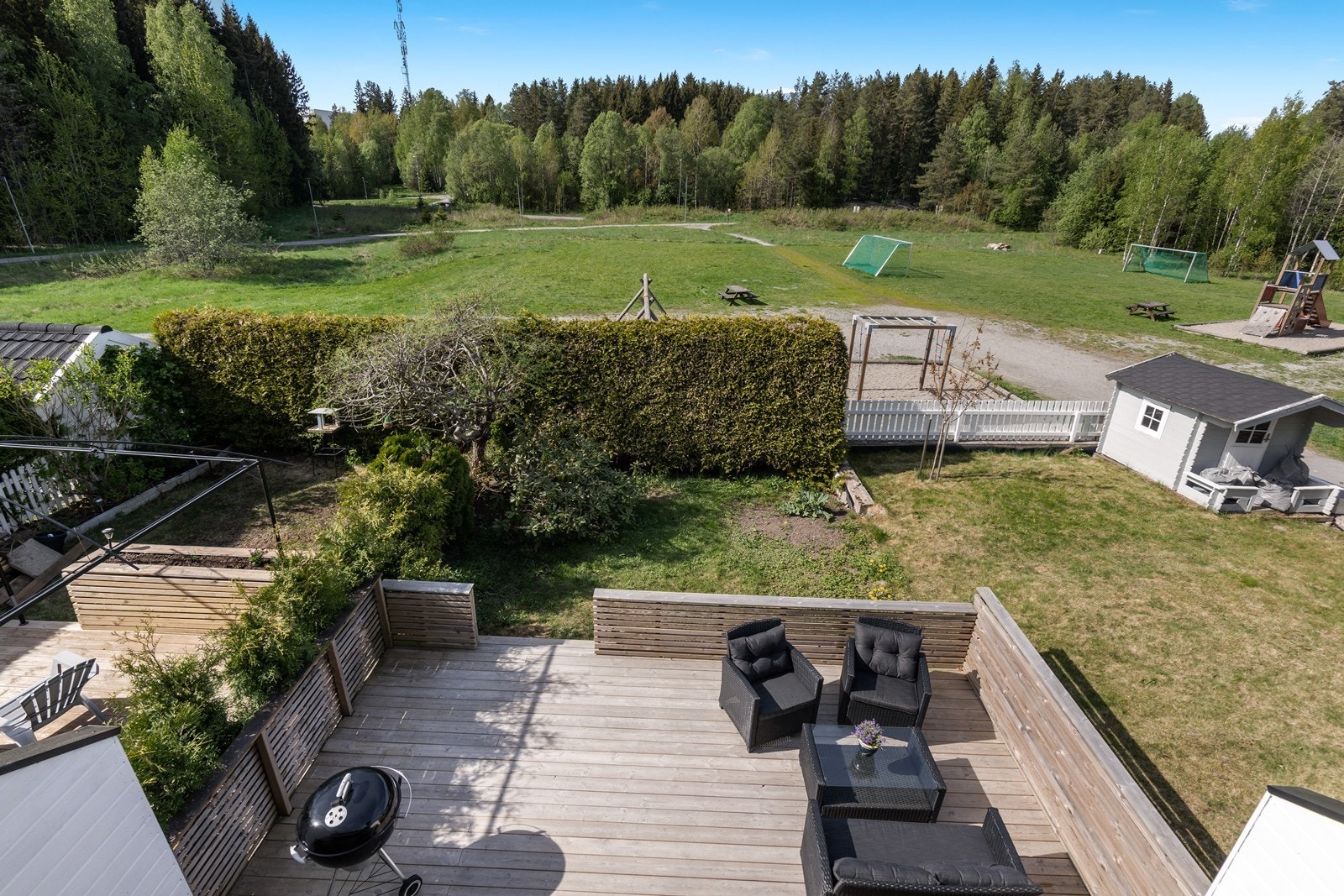 Fellesarealer er pent opparbeidet med gressplen, diverse beplantning, sittegrupper og lekeapparater. Galleribilde