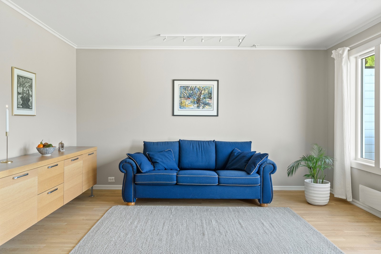 Pen hvitlasert parkett på gulv og lyst malte veggoverflater. Galleribilde