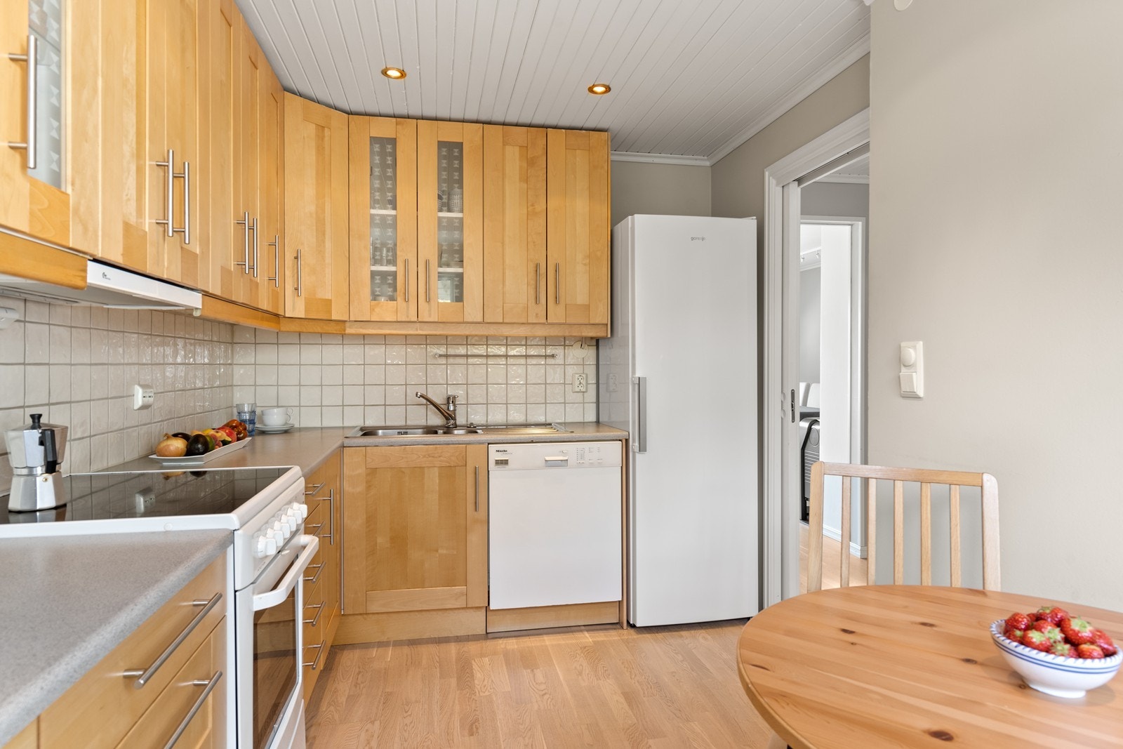 Kjøkkenet har innredning med profilerte fronter og mye lagringsplass i skap og skuffer. Galleribilde