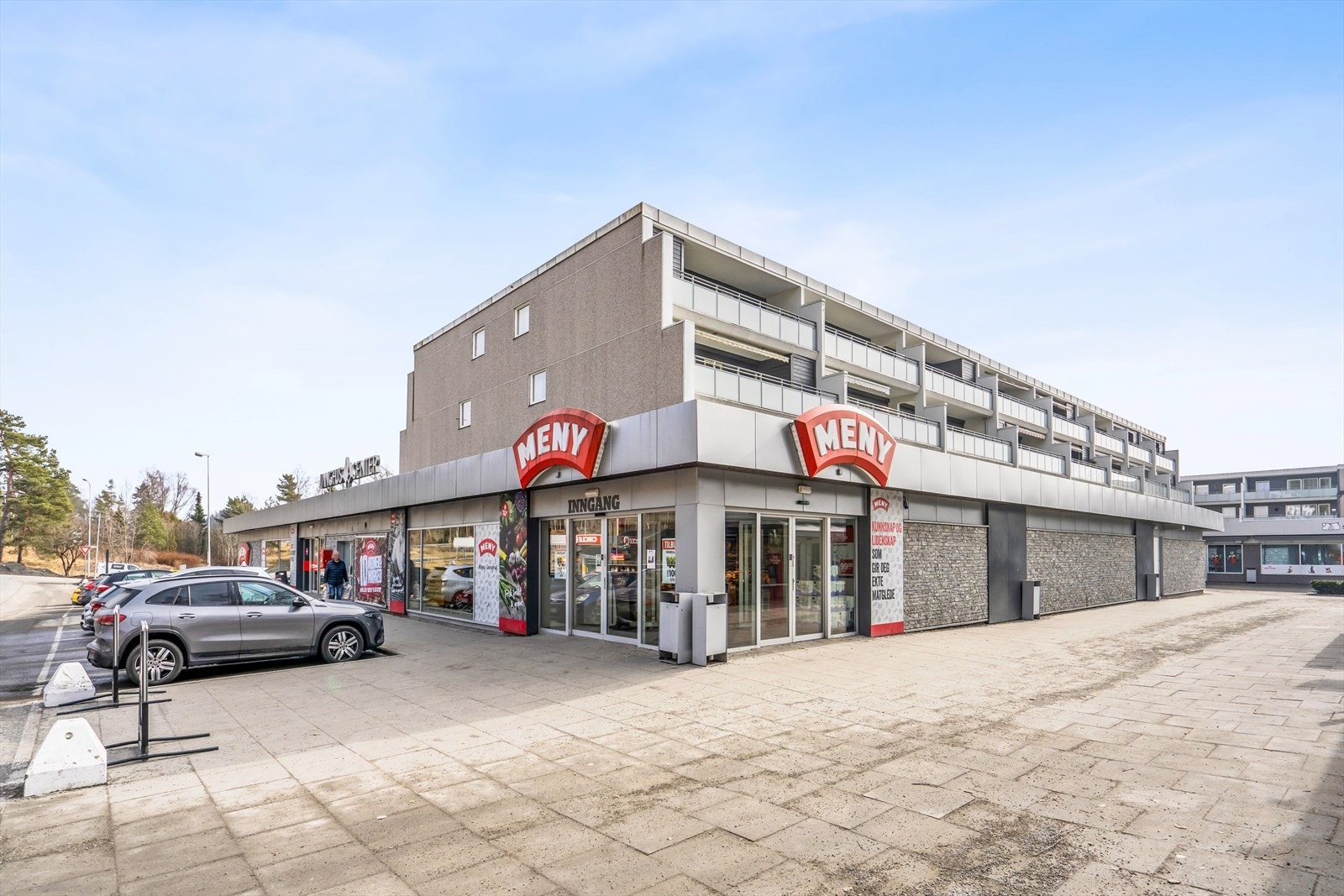 Langhussenteret ligger i gangavstand fra boligen. Ski storsenter ligger også en kort kjøretur unna. Galleribilde