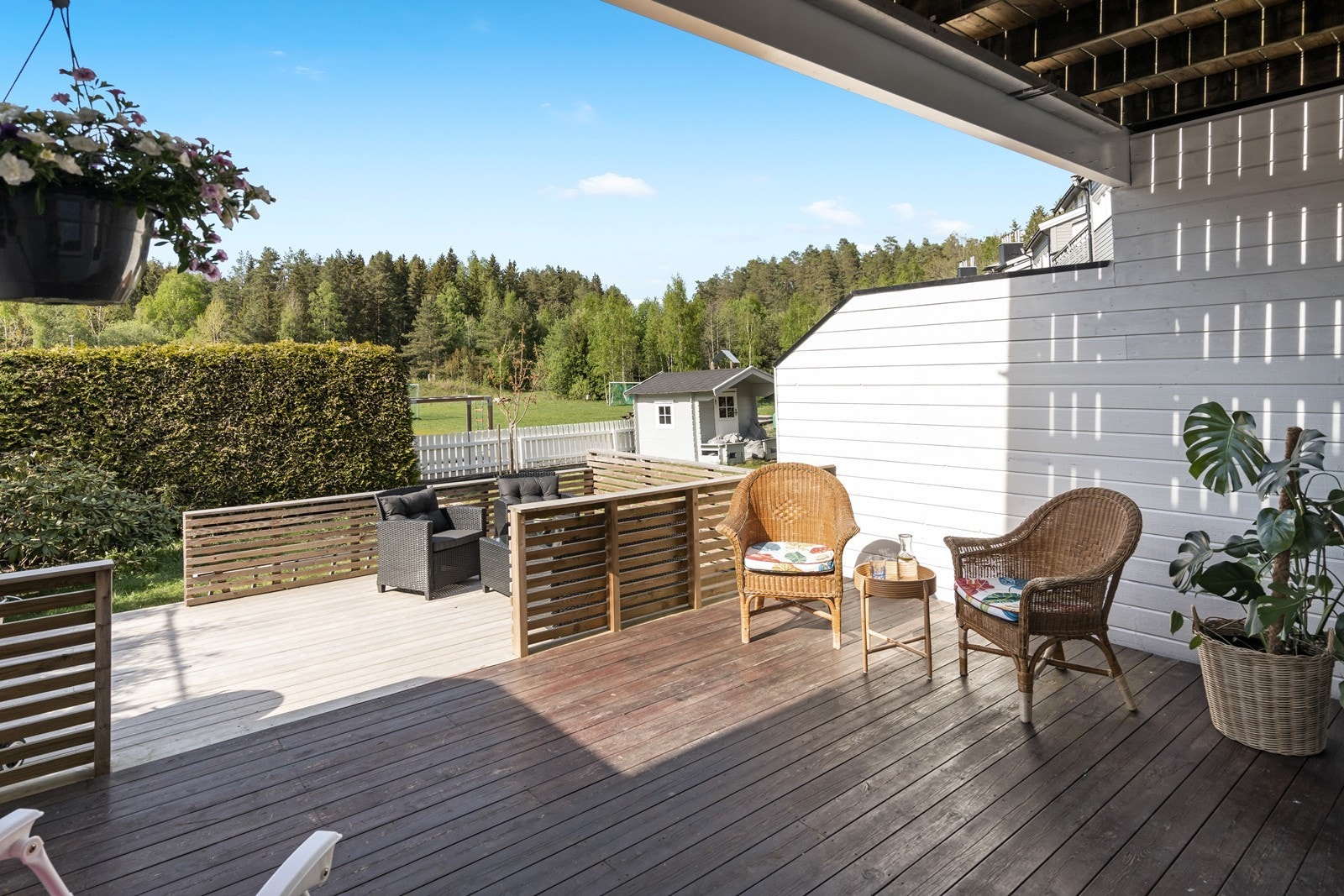 Boligen har uteplasser som vender både mot øst og vest hvilket bidrar til gode solforhold gjennom dagen. Galleribilde