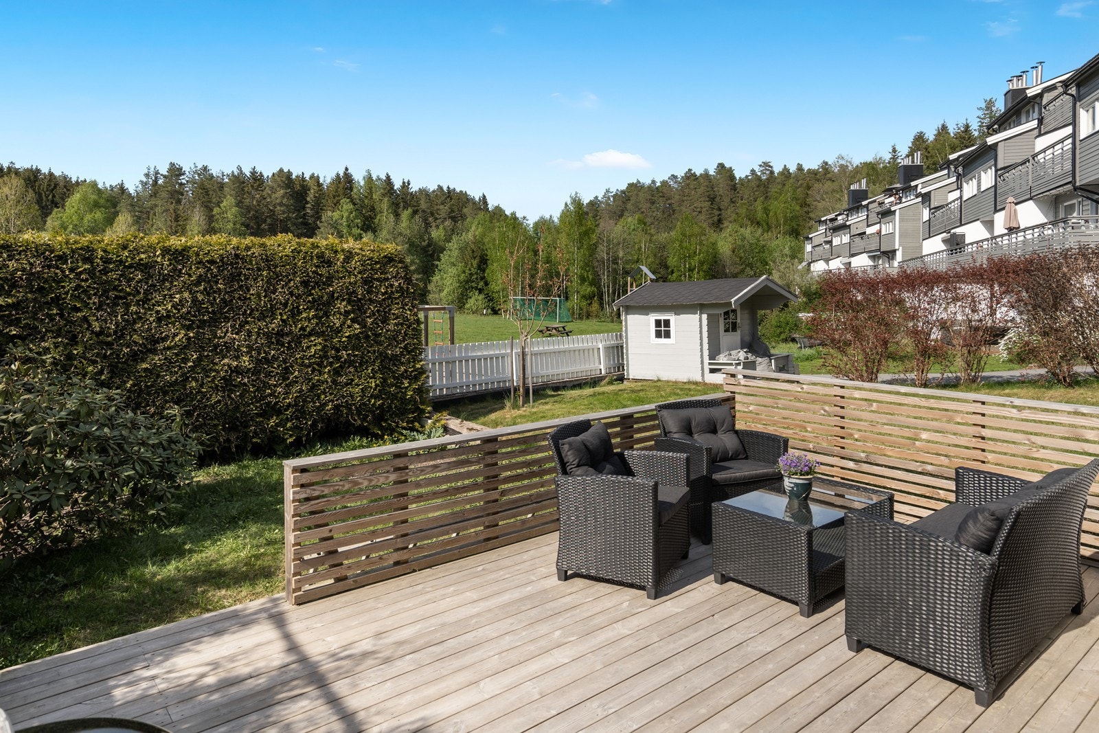 Asfalterte adkomstveier med kun nødvendig kjøring. Grendehus, garasjerekker og biloppstillingsplasser. Galleribilde