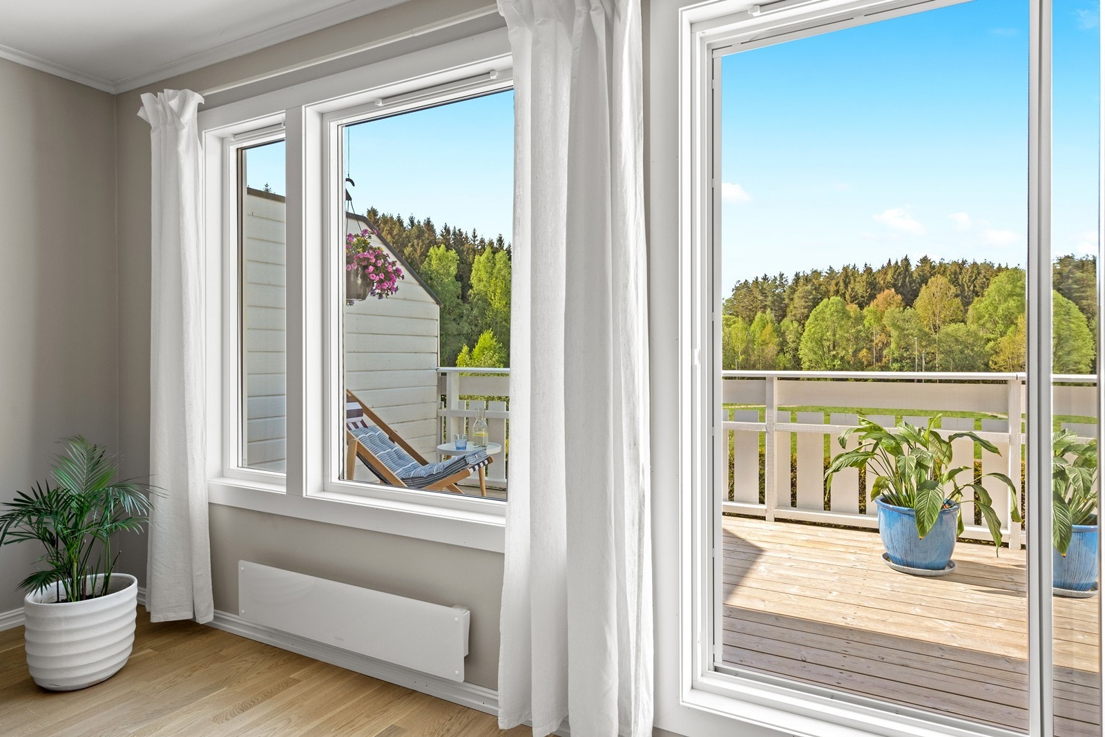 Fra stuen har man utgang til en herlig balkong som vender mot vest med gode solforhold. Galleribilde