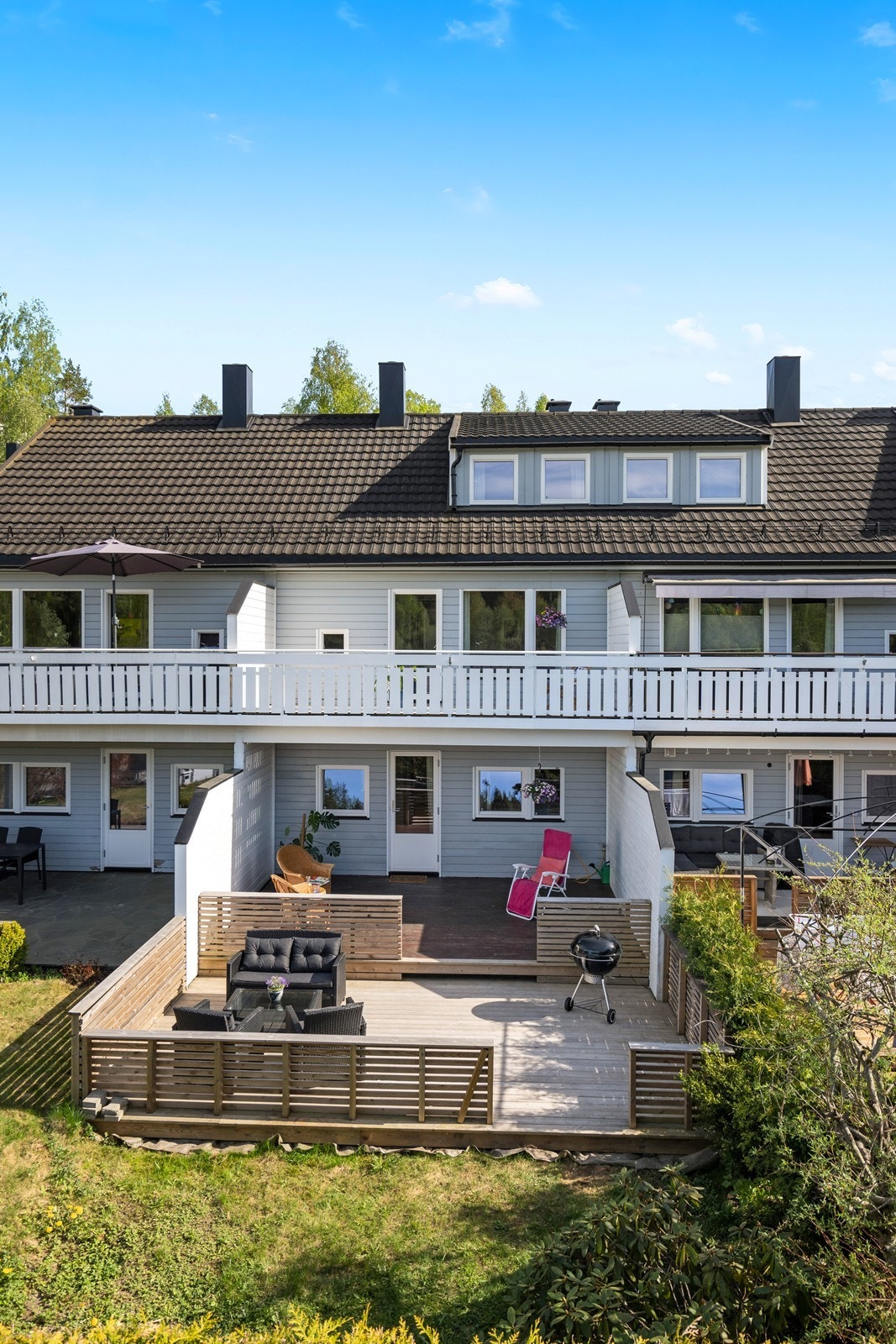 Fasaden holder en pen og tidløs lysegrå farge. Styret opplyser: Ingen store prosjekter i 2024, mulig maling av rekkehus i sommer og blokker må males innen fem års tid. Galleribilde