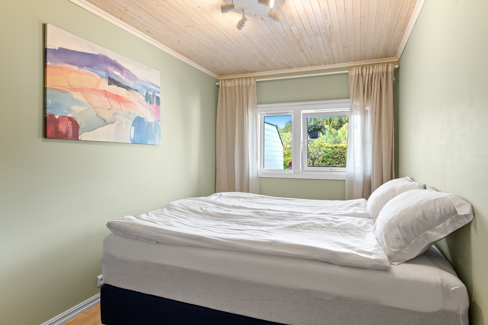 Her i underetasje finner man soverom 3 og 4. Begge rommene har fin størrelse, det ene er innredet med garderobe og det andre har direkte utgang til terrassen. Galleribilde