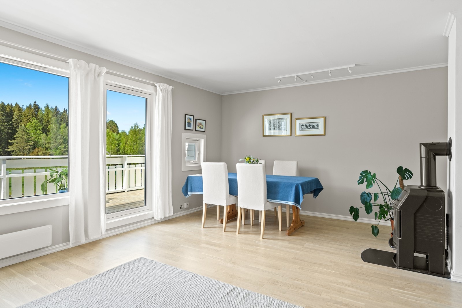 Lys og romslig stue med flere store vindusflater som gir rommet en luftig atmosfære. Parkett i stue og kjøkken ble lagt for 2 år siden. Galleribilde