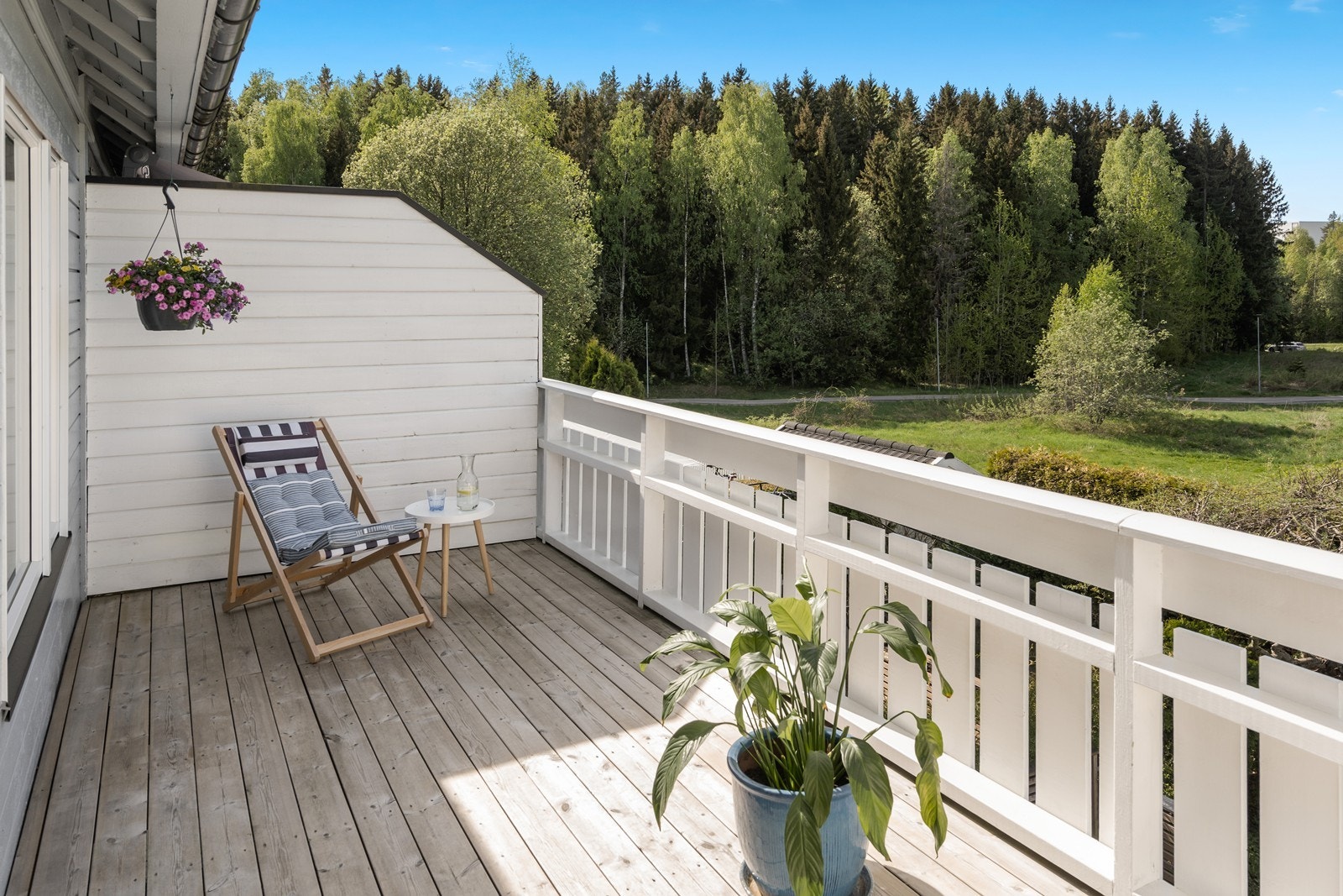 Fra balkongen har man en flott utsikt mot nærmiljøet. Galleribilde