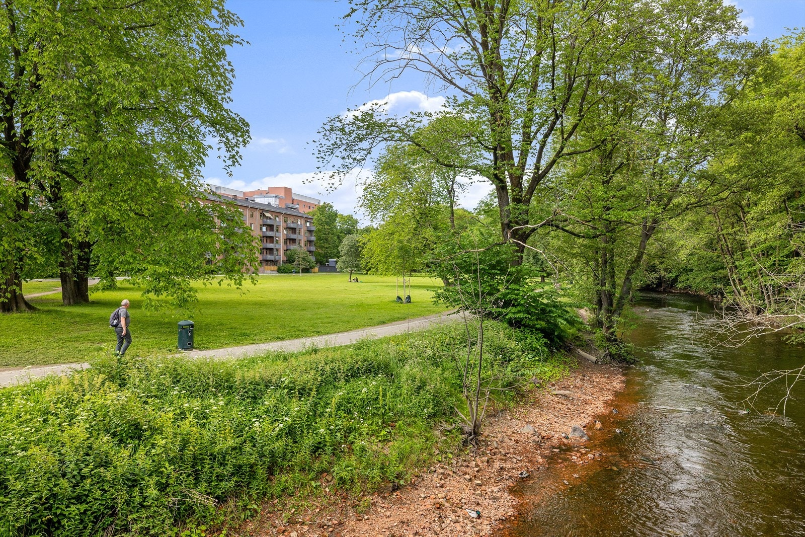 Akerselva, som renner like ved, gir deg muligheten til å nyte hyggelige turer langs elvebredden, oppleve industrihistorie, og delta på årlige "elvevandringer." Galleribilde