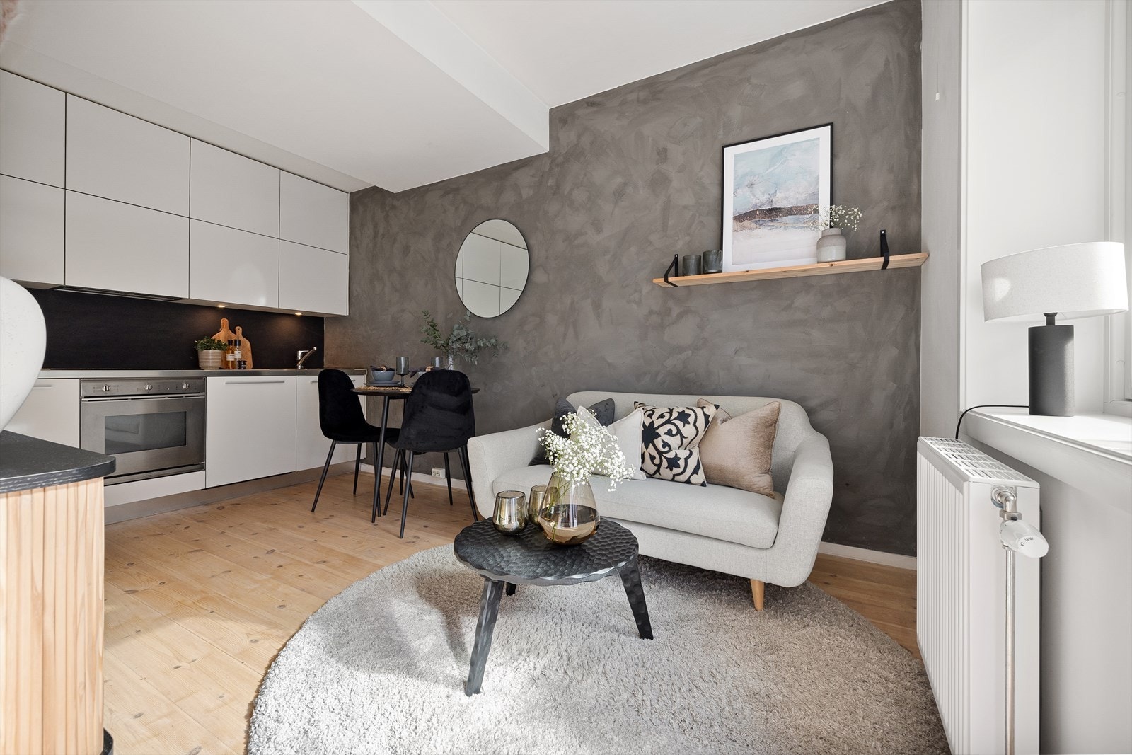 Stuen ligger i åpen løsning mot kjøkken og sammen utgjør de et fint og sosialt allrom. Galleribilde