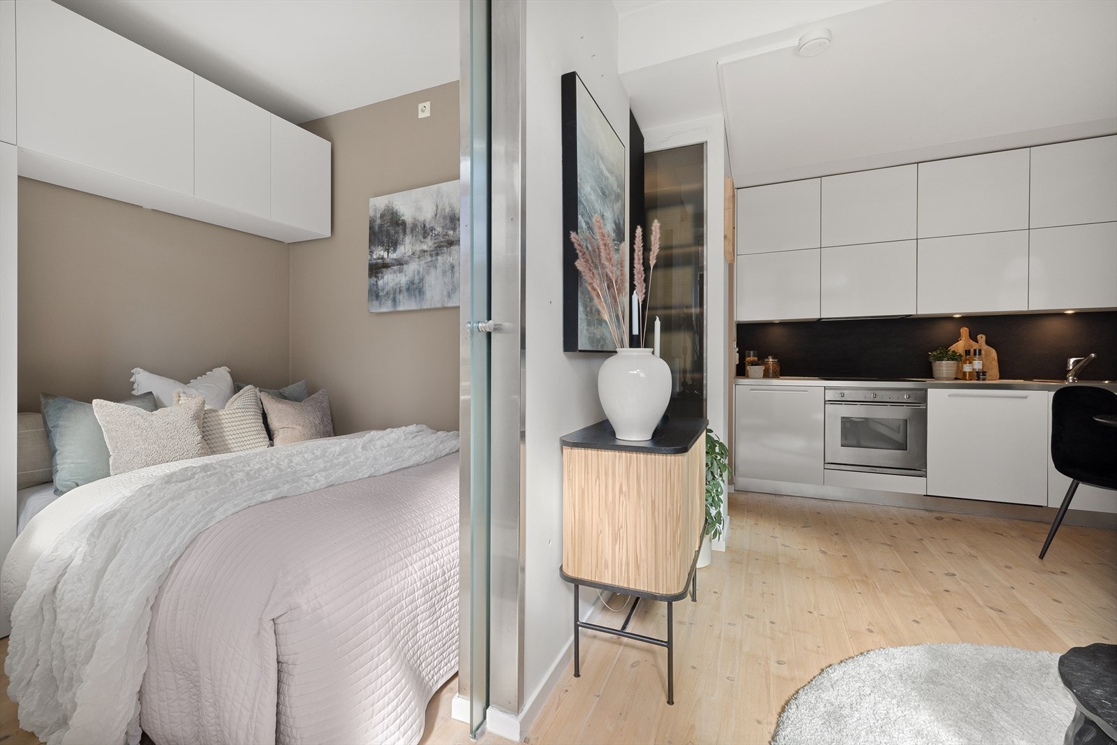 Via skyvedør med frostet glass er det adkomst til soverommet. Galleribilde