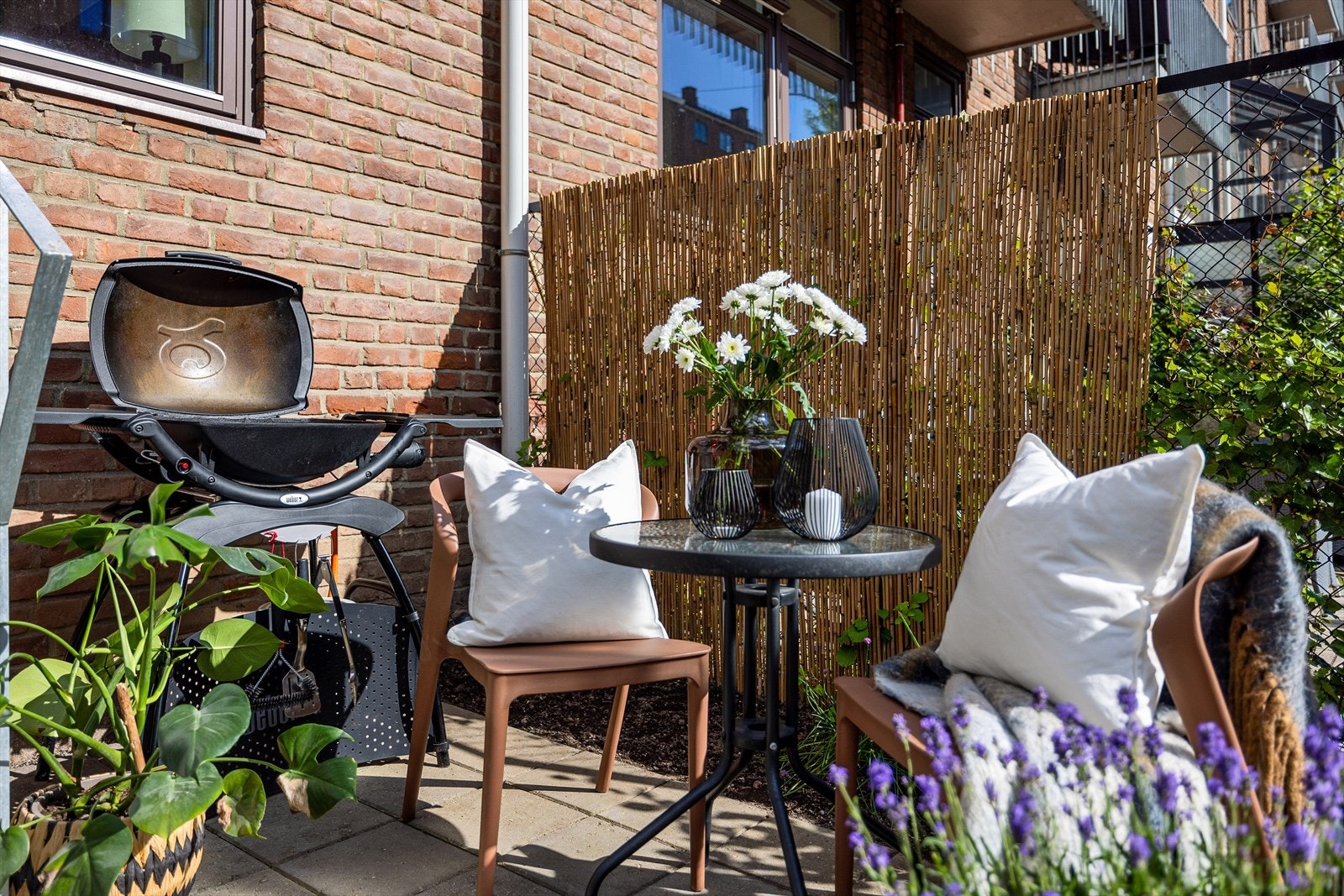 Hagen egner seg utmerket til soling og hyggelige grillkvelder med venner og familie. Galleribilde