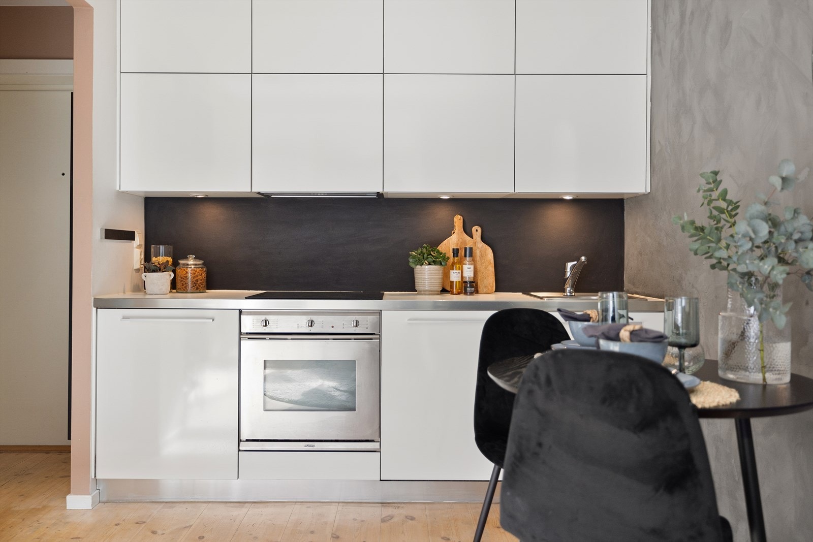 Kjøkkeninnredning fra Italienske Aster Cucine med integrerte hvitevarer. Galleribilde